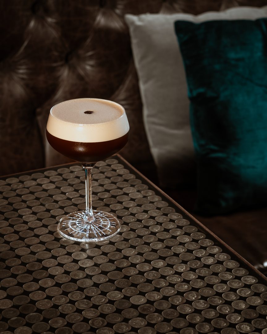 Espresso Martini mit cremigem Schaum und Kaffeebohne, serviert im Coupe-Glas