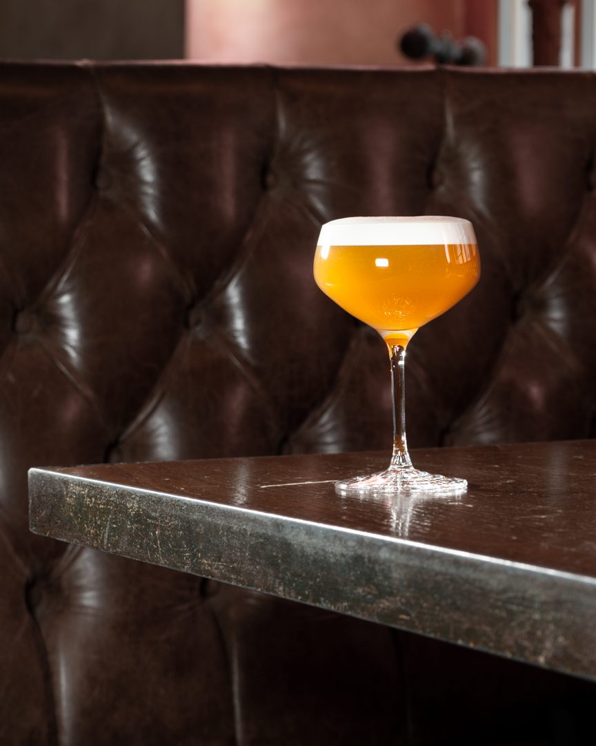Whisky Sour mit cremigem Schaum im Coupe-Glas